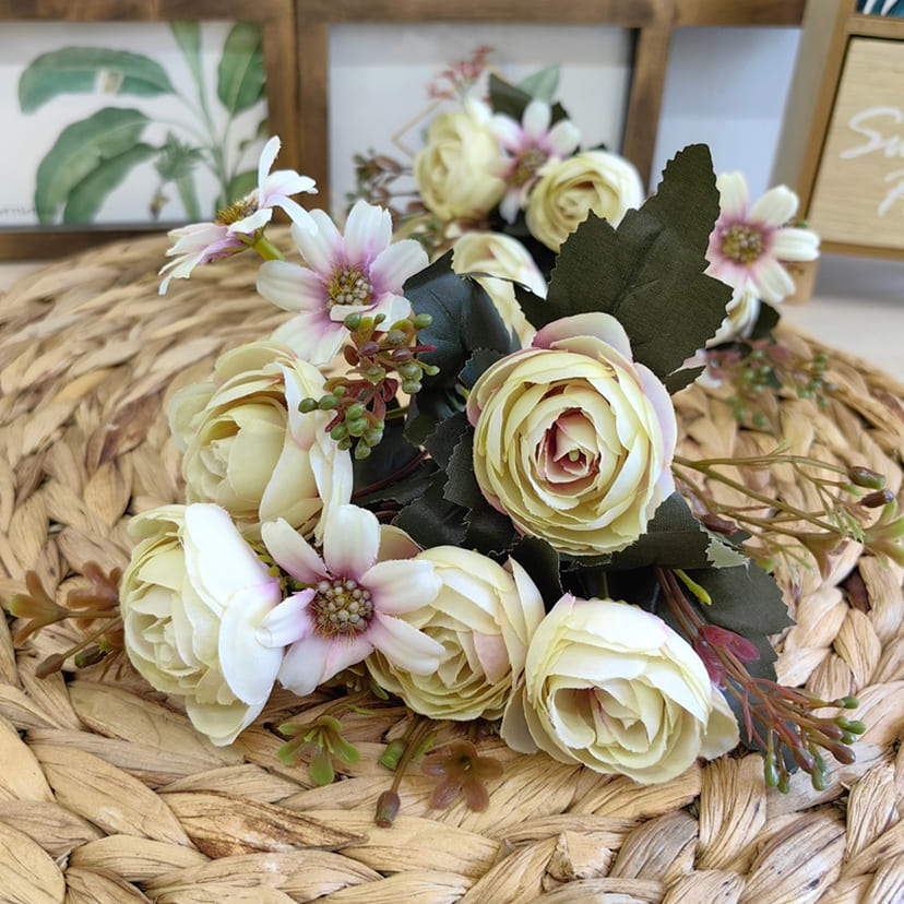 Искусственные цветы в Томске | Цветы искусственные «Камелии с мелкоцветом», сиренево-молочные, букет